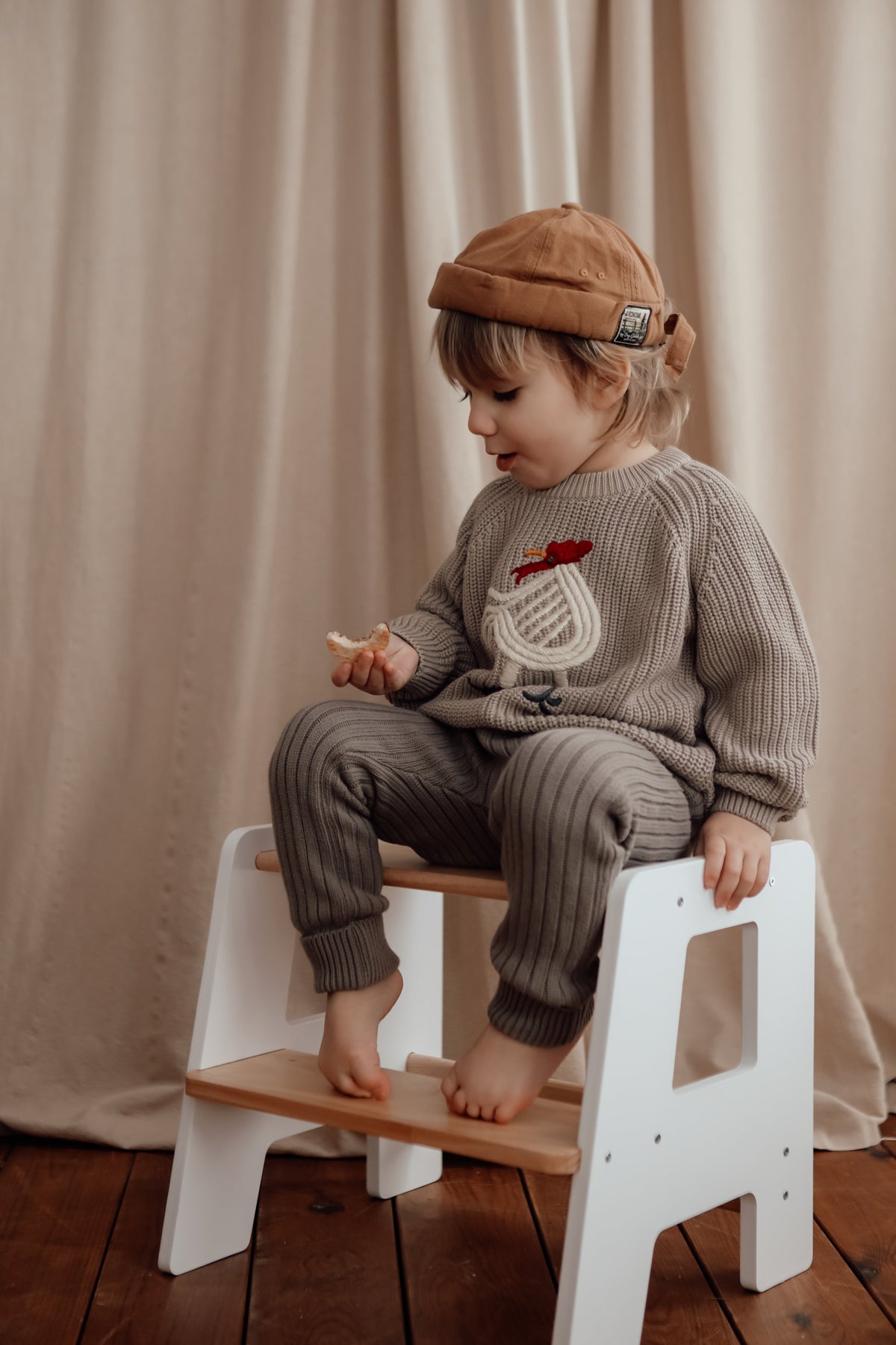 Barn sitter på barnpall