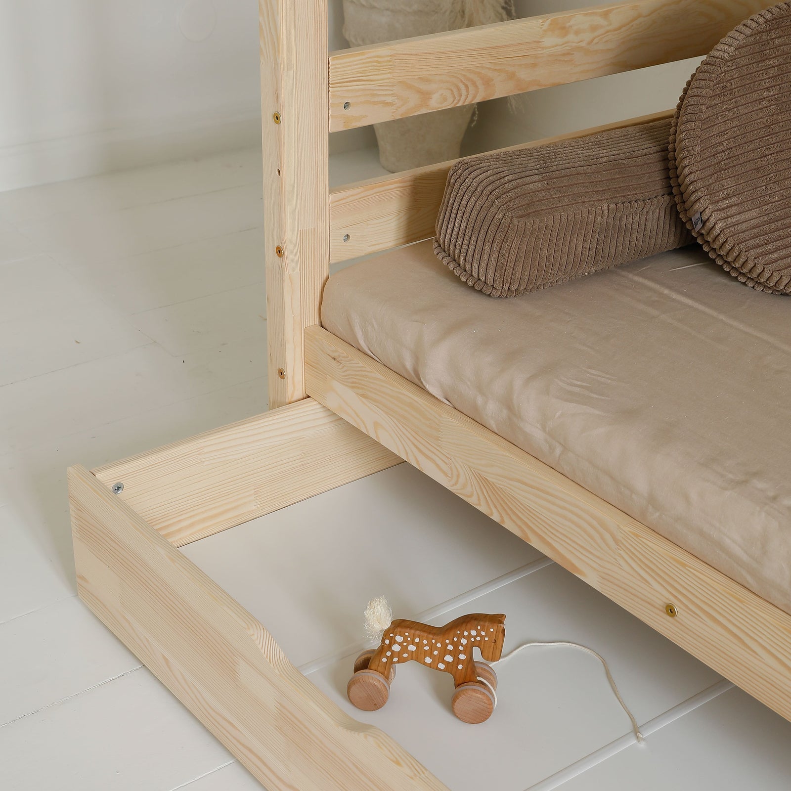 Barnsäng – stor guide: från spjälsäng till juniorsäng och vidare