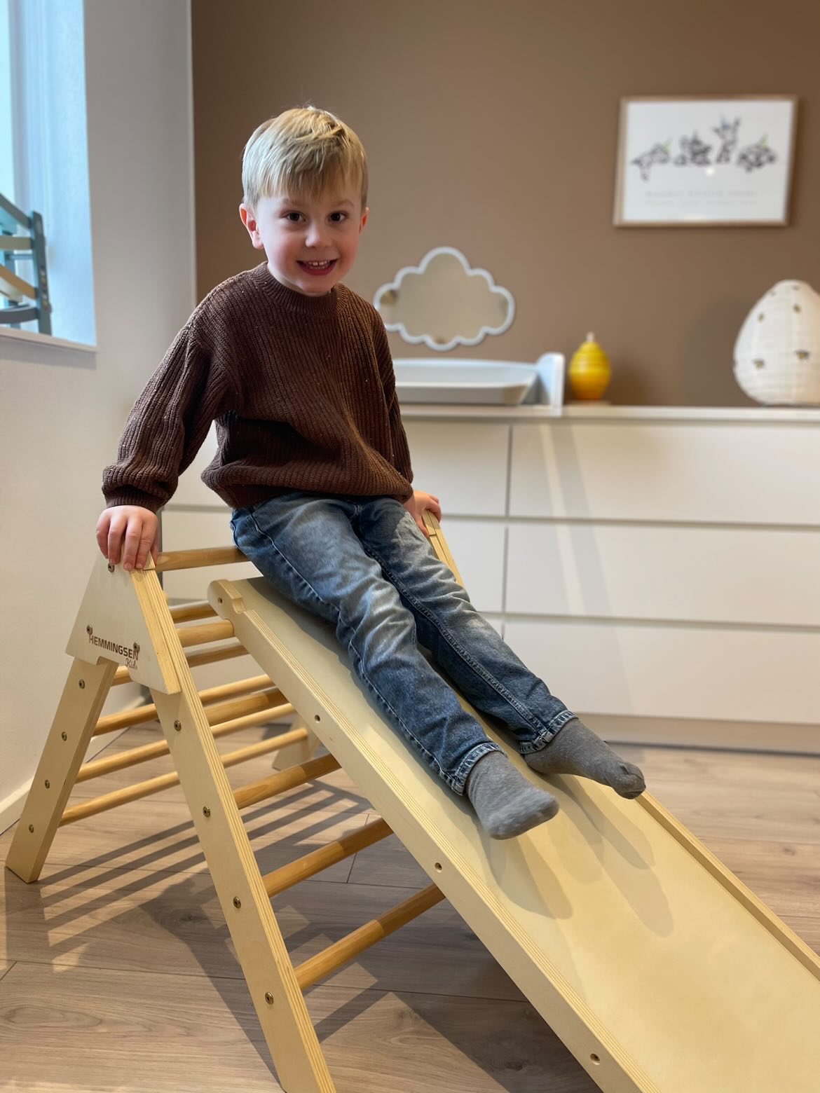 Barn på rutschkana inomhus i vardagsrummet