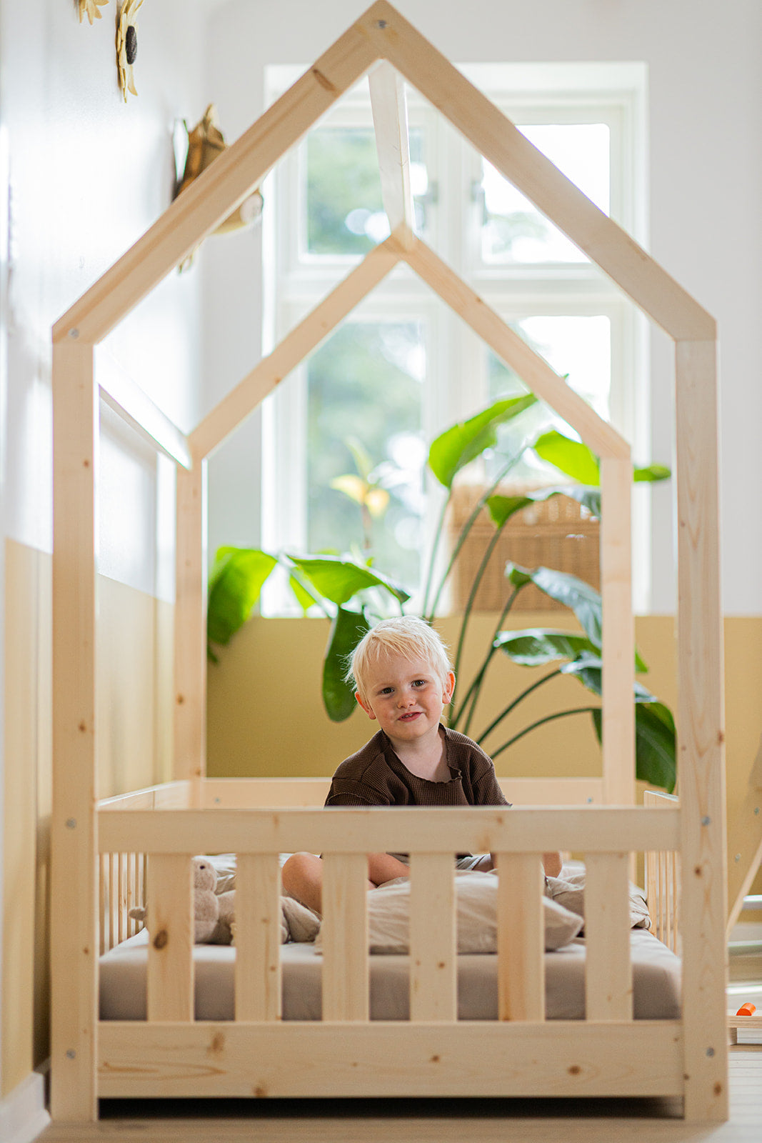 Barn i låg hussäng, montessori-inspirerad