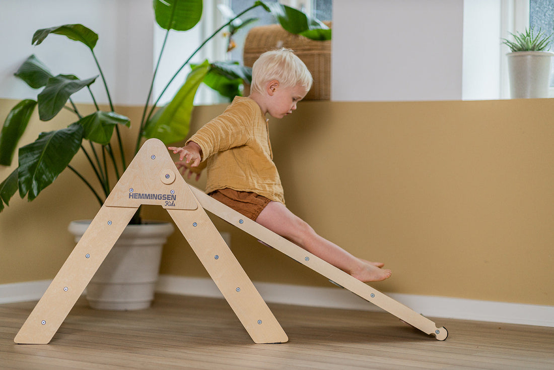Barn klättrar på klätterställning inomhus