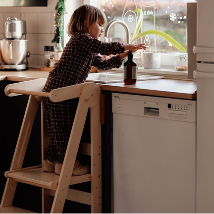Sammenklappeligt læringstårn – pladsbesparende Montessori-løsning til køkkenet