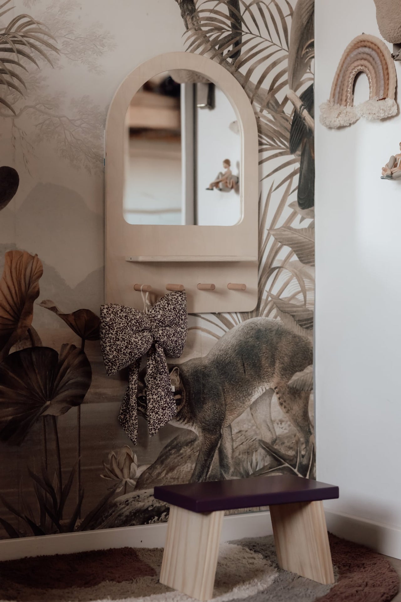 Barnspegel med krokar och pall