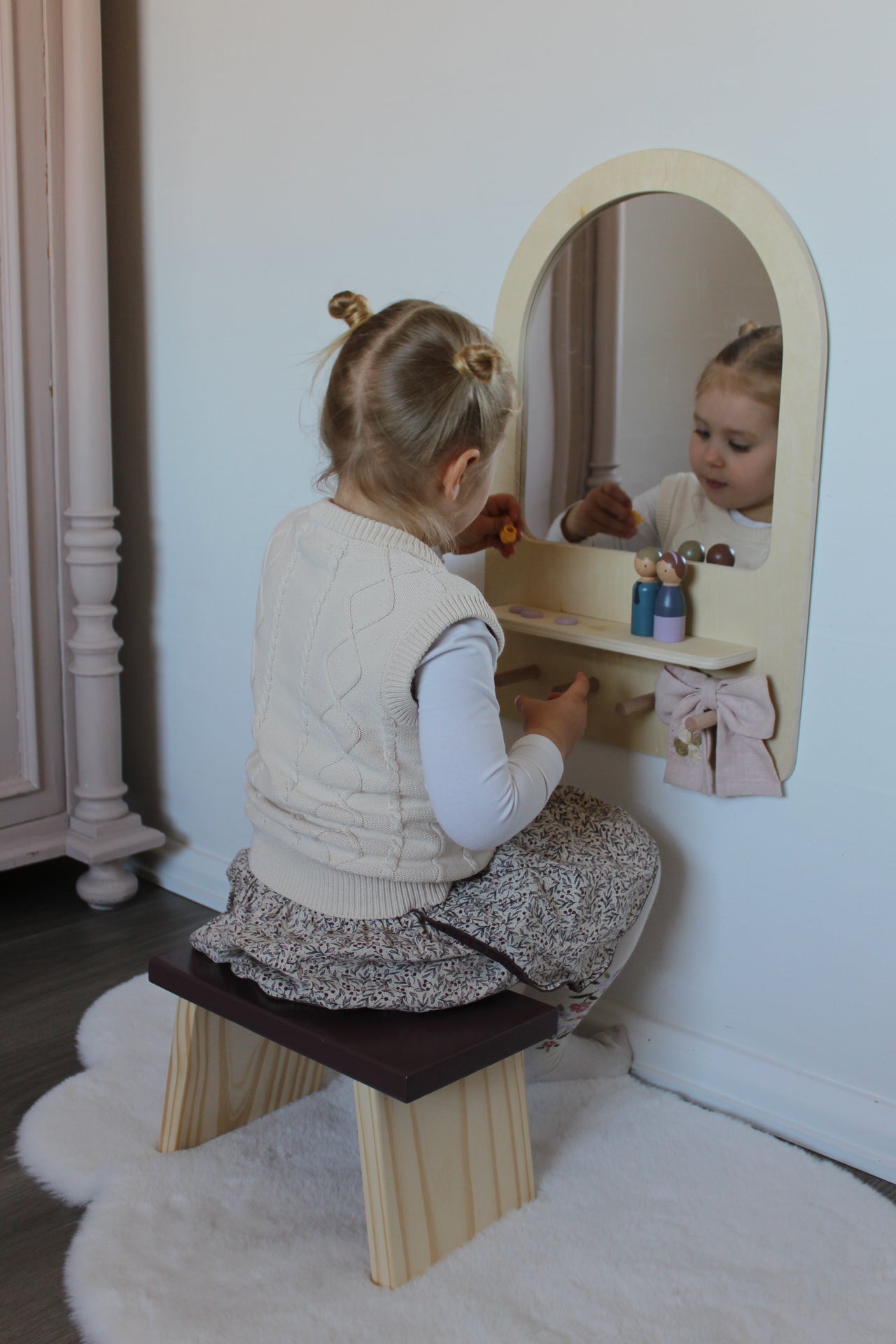 Barnspegel med krokar och pall