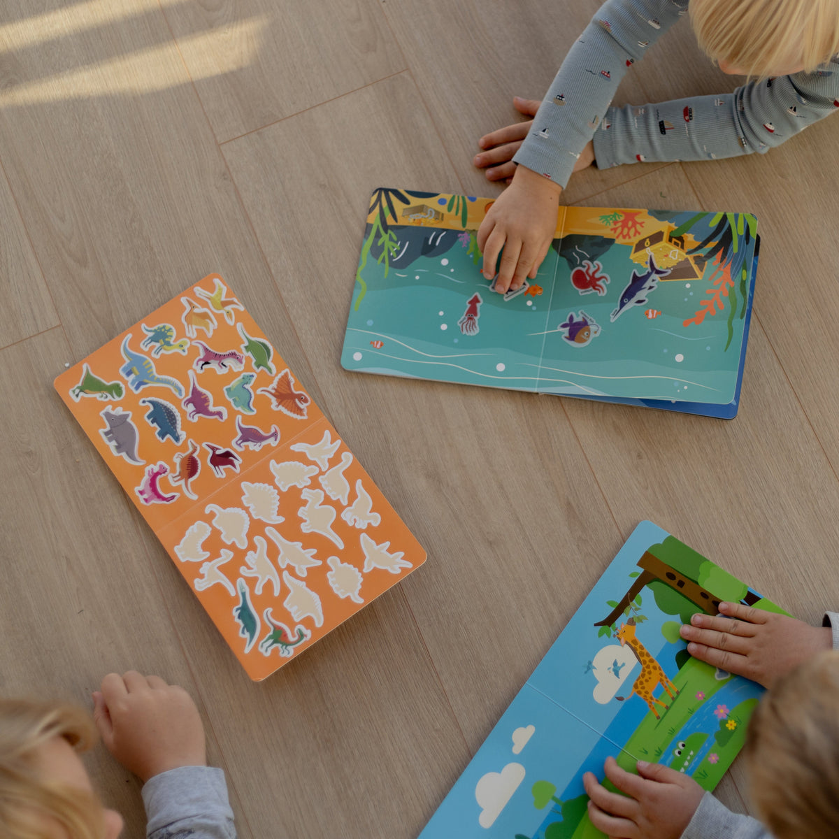 Återanvändbar klistermärkesbok