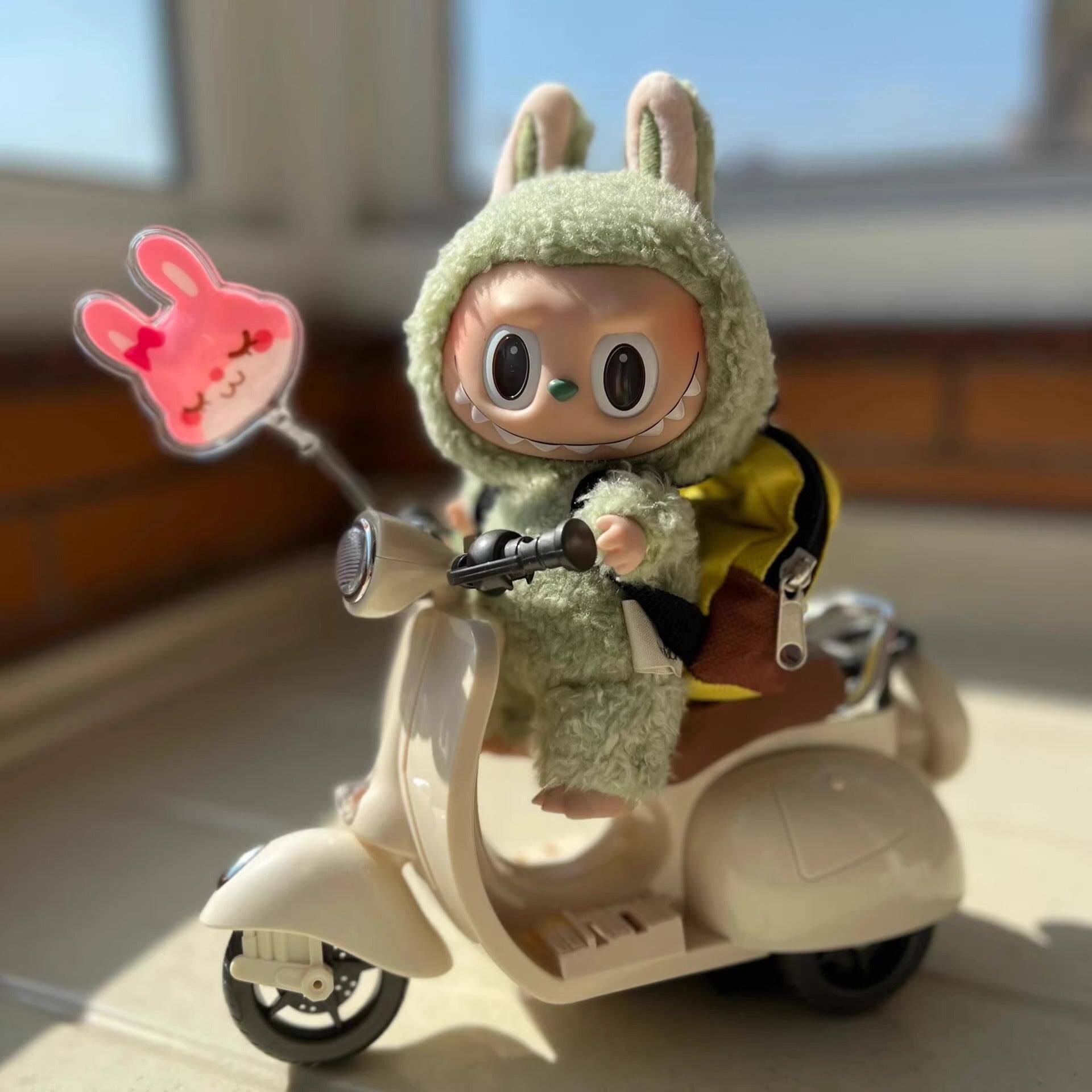 Elektrisk Scooter med Lys & Lyd til din Labubu