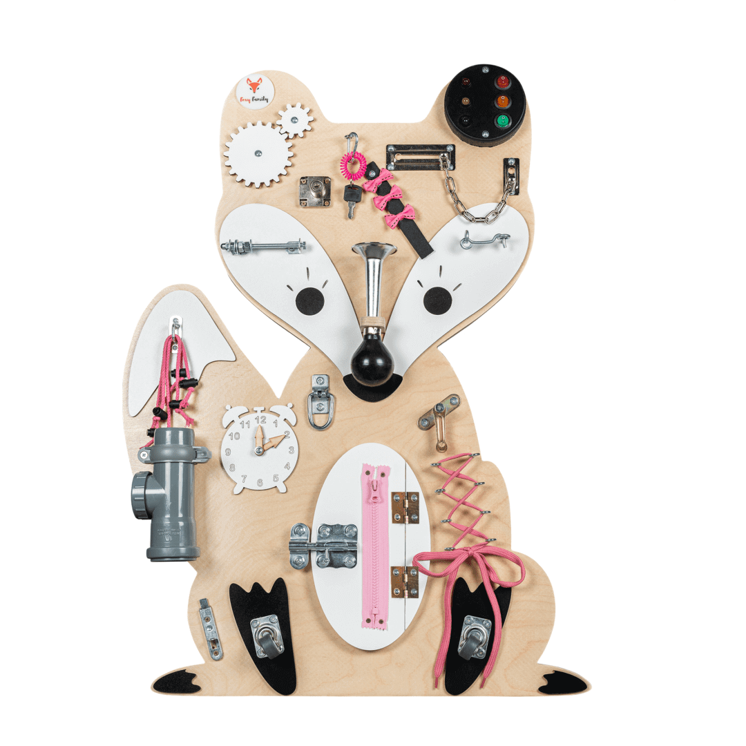 Ræveformet aktivitetstavle med lyserøde elementer i naturfarvet træ