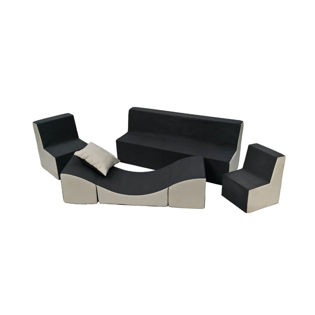 Møbelsæt i skumklodser hvor bordet er slået ud til chaiselong