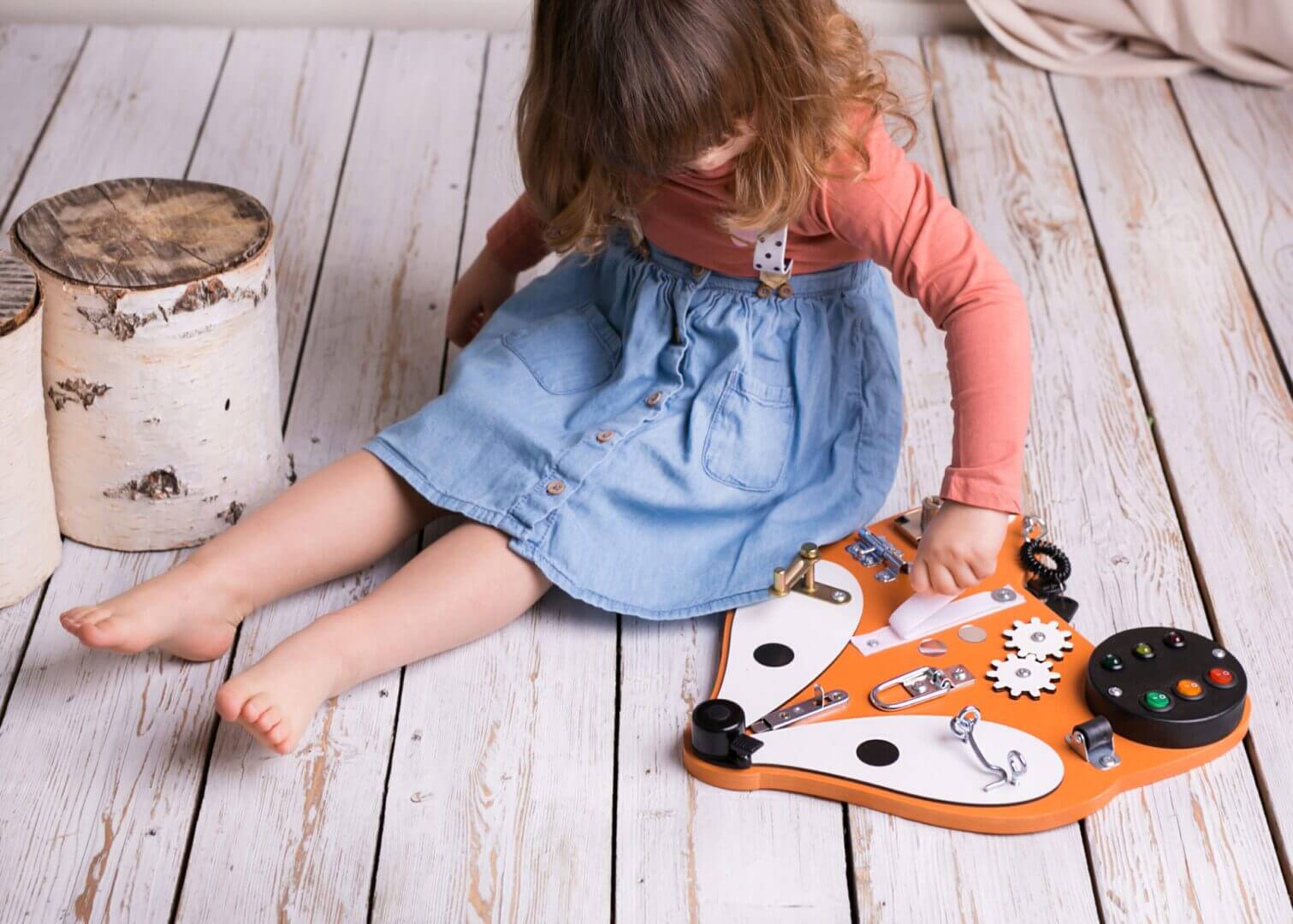 lille pige leger med aktivtetstavle